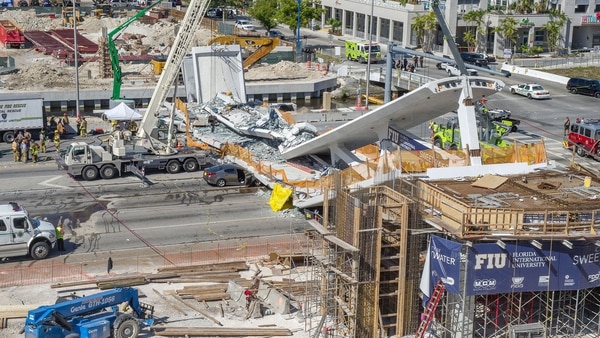 El puente, realizado con el método de construcción acelerada, fue montado el sábado y colapsó cinco días más tarde, dejando muertos y heridos (EFE)