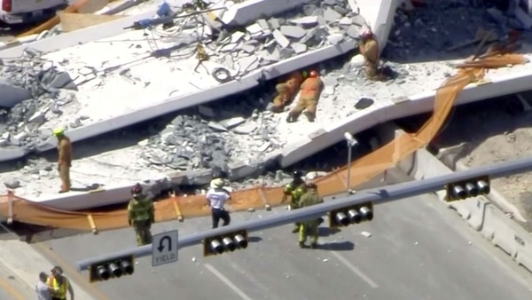 Los rescatistas y la policía trabajan en la escena de la tragedia, donde ocho automóviles fueron aplastados por la caída del puente de FIU. (WTVJ/NBCMiami.com/Reuters)