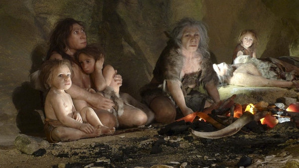 Una familia en una cueva en una exhibición del Museo Neandertal de Croacia (Reuters)