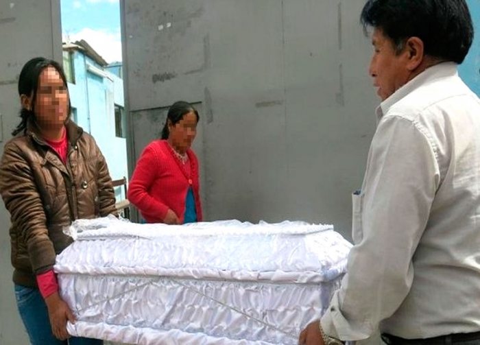MOMENTOS EN QUE RETIRAN EL CUERPO DE UNA MENOR, VÍCTIMA DE ASESINATO, (FOTO REFERENCIAL).