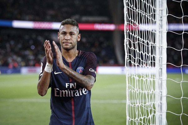 Neymar evalúa su salida del PSG al final de la temporada (AP)