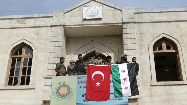 Las banderas de Turquía y la de la oposición siria al gobierno de Bashar al Assad ondean en Afrin