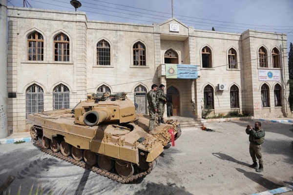Soldados turcos se toman una foto sobre su tanque (Reuters)
