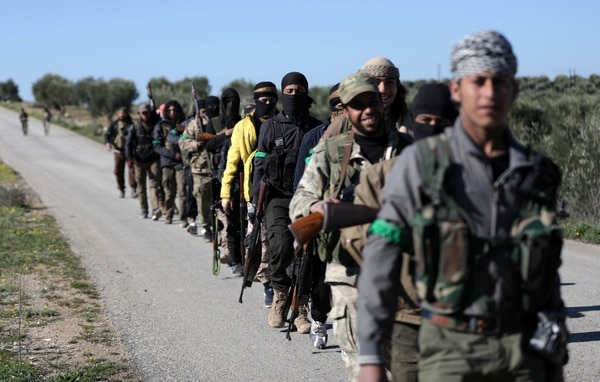 Un pelotón de milicianos del FSA marchando en Afrin (Reuters)