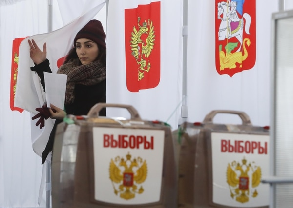 Una mujer sale del puesto de votación. (REUTERS/Sergei Karpukhin)