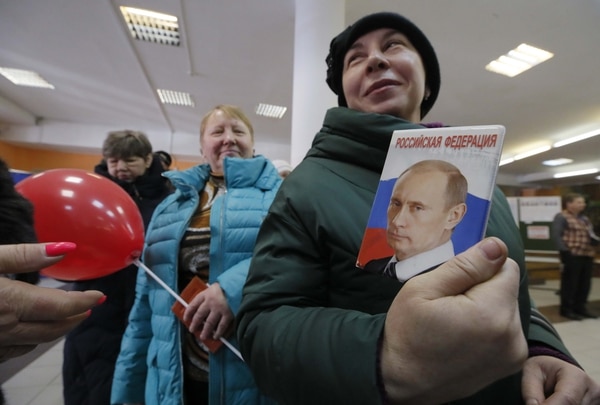 Una simpatizante muestra una figura de Vladimir Putin. (REUTERS/Maxim Shemetov)