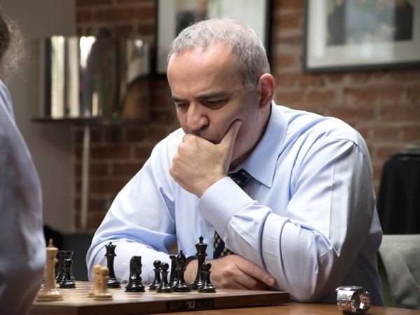 El campeón de ajedrez vive en Nueva york y se ha convertido en una voz importante en la oposición a Putin (Twitter)