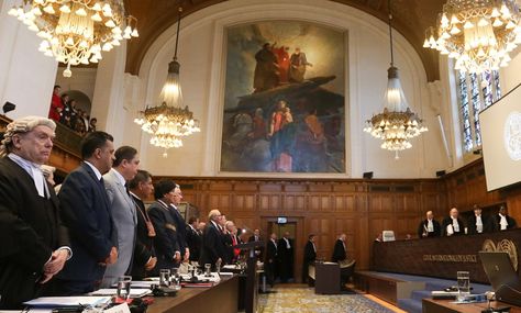 La audiencia de los alegatos orales de la demanda marítima. A la izquierda, la comitiva boliviana.