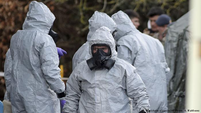 UK | Nervengiftattentat auf Sergei Skripal - Ermittler in Schutzkleidung (picture-alliance/AP Photo/A. Matthews)