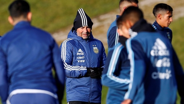 Sampaoli aguarda por Lionel Messi, que todavía no se unió a sus compañeros (Foto: Reuters)
