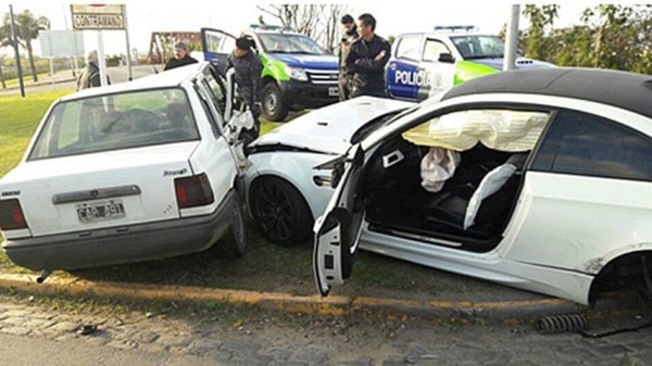 Imagen del impacto del BMW registrado a nombre del jugador de Boca Ricardo Centurión