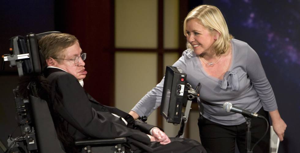 El profesor Stephen Hawking y su hija Lucy Hawking durante una conferencia en la universidad George Washington, en 2008.