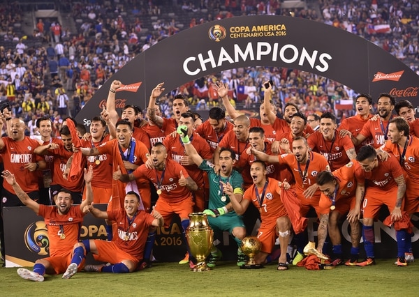 El plantel de Chile festeja por la obtención de la Copa América Centenario ante Argentina (Foto: AFP)