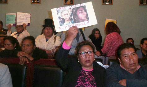 Un grupo de mujeres protesta en el tribunal y pide no permitir la restitución de Marín a la Asamblea Departamental.