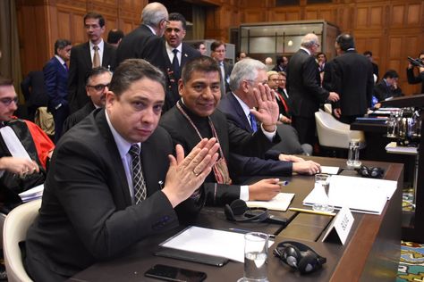 El ministro de Justicia, Héctor Arce, y el canciller, Fernando Huanacuni, flanqueados por el equipo jurídico.