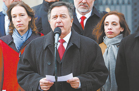 Canciller. Roberto Ampuero considera que Bolivia intenta tocar el Tratado de 1904 entre ambos países.