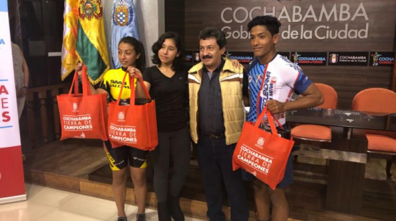 Los deportistas con autoridades de la comuna de Cercado. | Alcaldía de Cercado