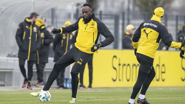 Usain Bolt, en plena práctica del Borussia Dortmund (Guido Kirchner/dpa via AP)