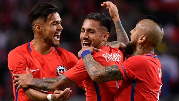 Marcos Bolados, Paulo Diaz y Arturo Vidal celebrando el gol del triunfo de Chile (Reuters)