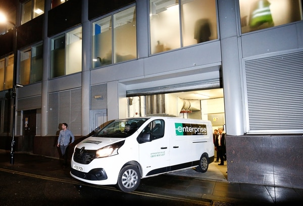 Una camioneta aguardó en la puerta de las oficinas de Cambridge Analytica durante el allanamiento (Reuters)
