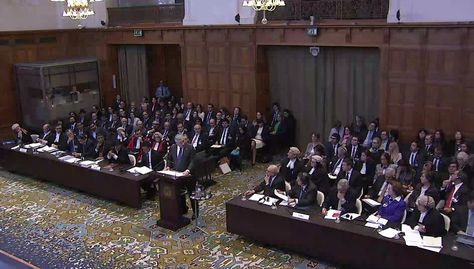 El agente de Bolivia Eduardo Rodríguez Veltzé se dirige, desde el estrado, a los jueces de la CIJ.