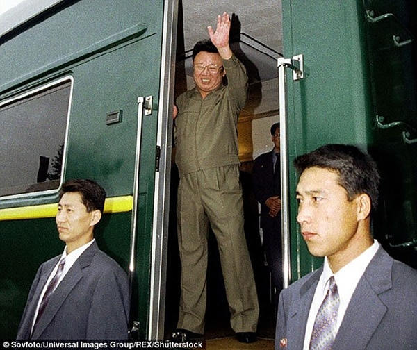 Kim Jong Il a bordo de su tren verde oliva durante una de sus visitas a China