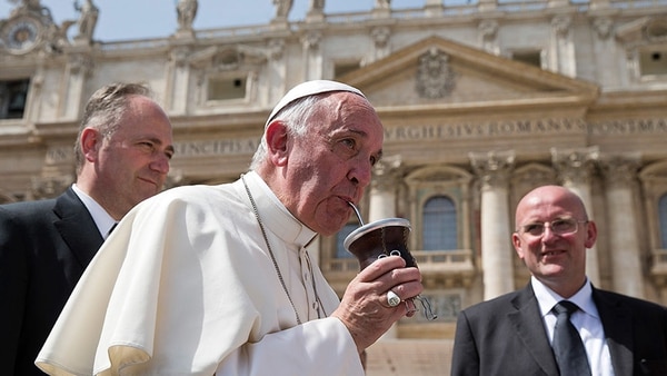 El libro, salpimentado con fotografías familiares del papa y traducido al español por Jordi Trilla, relata que los antepasados de Bergoglio fueron dueños del café restaurante “Nocciola” en Montechiaro (Italia)