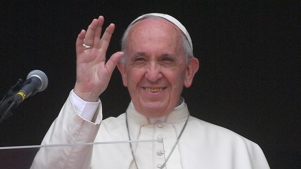 El autor del libro destaca los repetidos llamamientos del papa contra el desperdicio de alimentos porque “con la comida no se bromea” y porque “de niño, en casa, cuando se nos caía el pan, nos enseñaban a recogerlo y besarlo: nunca se tiraba el pan”