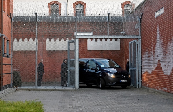 El vehículo que carga Carles Puigdemont en la cárcel de Neumuenster (REUTERS/Fabian Bimmer)