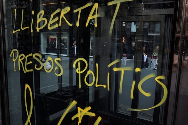 “Libertad para los presos políticos”, se lee en una calle de Barcelona (REUTERS/Susana Vera)