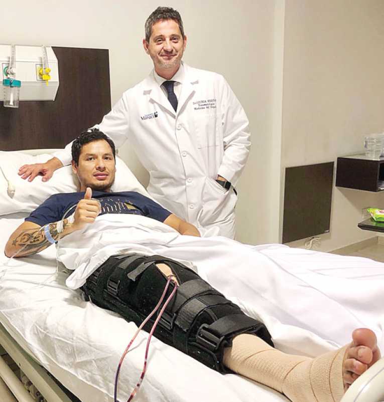 OMAR MORALES Y EL MÉDICO HERNÁN GIURIA, EN UNA HABITACIÓN DE LA CLÍNICA PAMACI, EN ROSARIO.