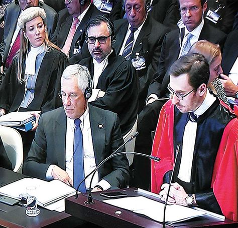 Bolivia. El agente Eduardo Rodríguez Veltzé, rodeado de los abogados internacionales de la demanda.