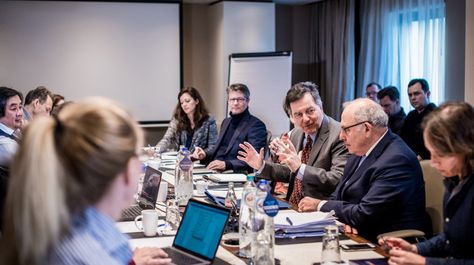 El canciller de Chile, Roberto Ampuero, en una reunión con el equipo jurídico de la demanda marítima boliviana.