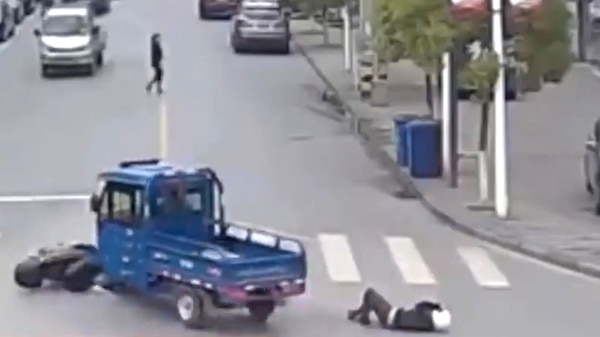 El conductor siguió de largo tras chocar al motociclista