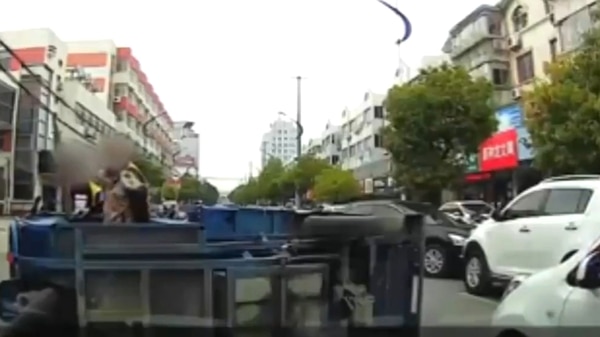 Uno de los conductores lo chocó y lo hizo volcar