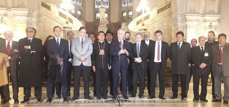 Miembros de la delegación boliviana en puertas del Palacio de la Paz, en La Haya, el último día de los alegatos orales. Foto: Ronald Quenallata-BTV