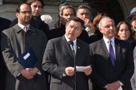 El canciller de Chile, Roberto Ampuero, y el agente Claudio Grossman.