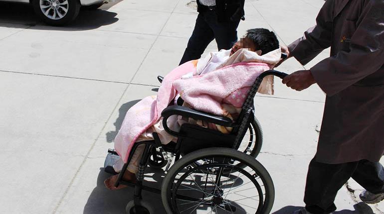El niño es trasladado por personal médico en silla de ruedas. | Peter Luna