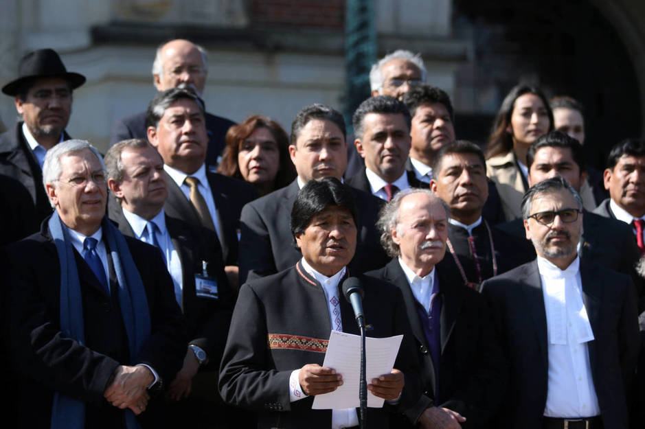 Evo Morales acompañado de su equipo legal durante una comparecencia en La Haya. (Reuters)