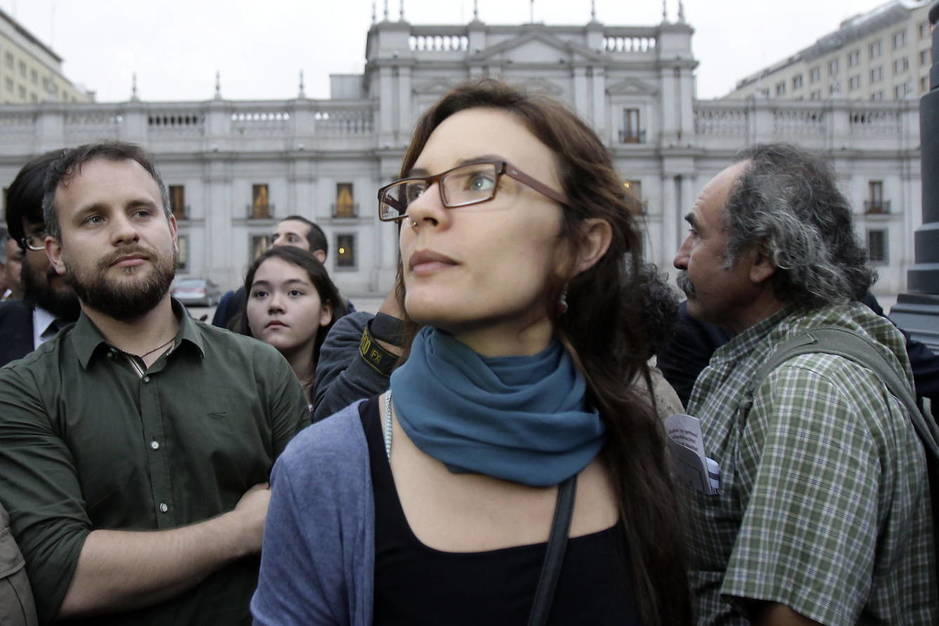La diputada y exdirigente estudiantil Camila Vallejo durante una protesta para exigir un plebiscito que impulse una nueva Constitución. (EFE)
