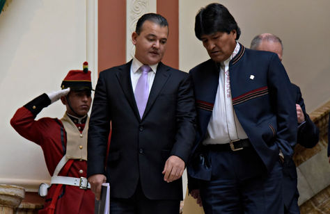 El presidente de los empresarios privados, Ronald Nostas, y el mandatario Evo Morales descienden las escalinatas de Palacio de Gobierno tras una reunión.