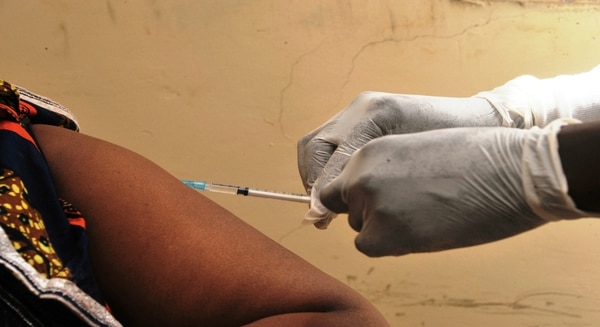 Actualmente no existe forma de diagnosticar el ébola hasta que se dan los síntomas de fiebre, dolor de cabeza y dolor muscular, lo que tiene lugar entre los 2 y 21 días después de la exposición a la enfermedad