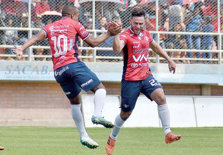 FERNANDO SAUCEDO (D) CELEBRA UNO DE SUS GOLES.