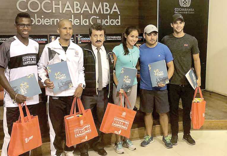 ATLETAS RECIBEN PASAJES E INDUMENTARIA DE LA ALCALDÍA DE COCHABAMBA.