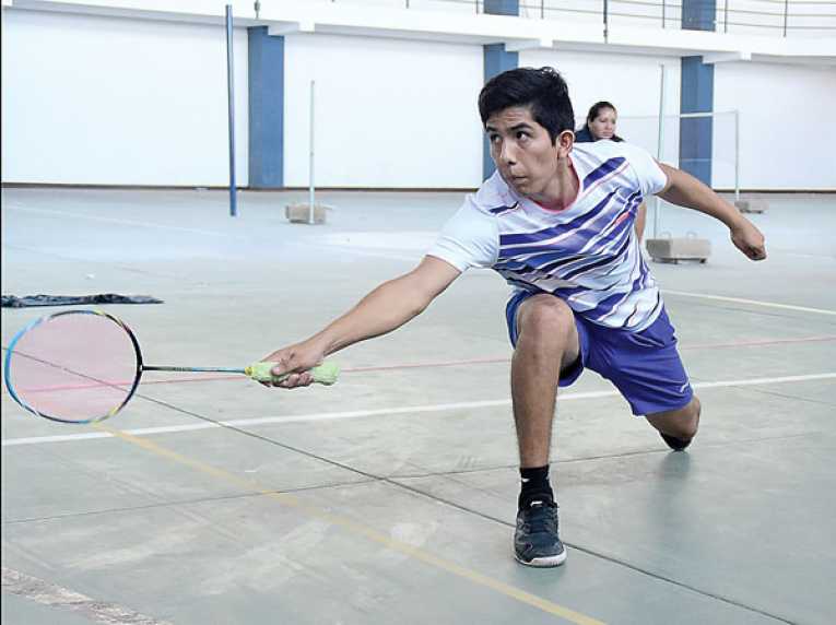 UN DEPORTISTA DE BÁDMINTON EN COMPETENCIA.