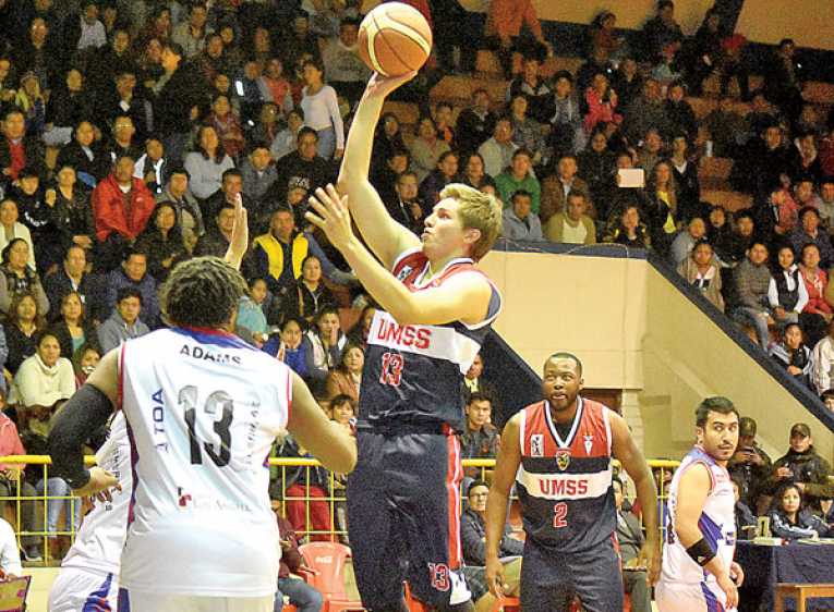 DIEGO CHOCO OLGUÍN (C), LANZA UN BALÓN EN UN PARTIDO PASADO CON LA CAMISETA DE SAN SIMÓN.