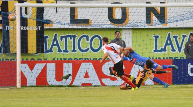 Momento en el que Nacional Potosí marca el primer gol. | Marka Registrada