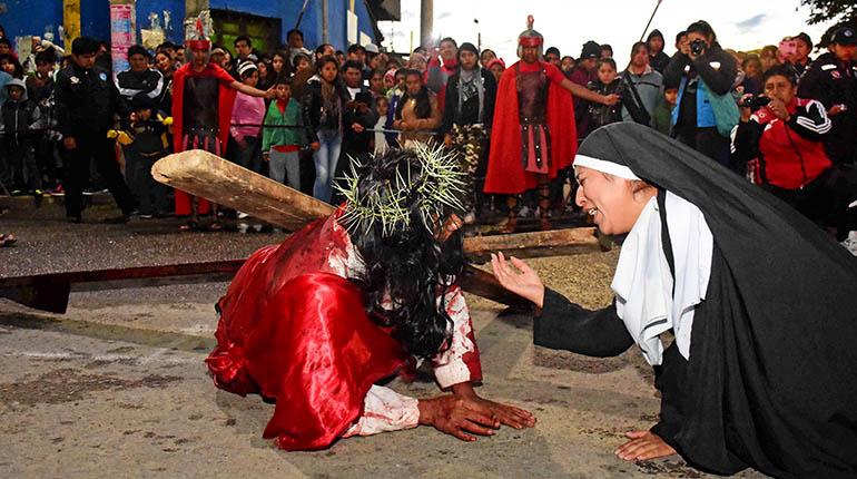 Una escenificación del sufrimiento de Cristo y la Virgen María durante la celebración del vía crucis en Quillacollo. | Daniel James