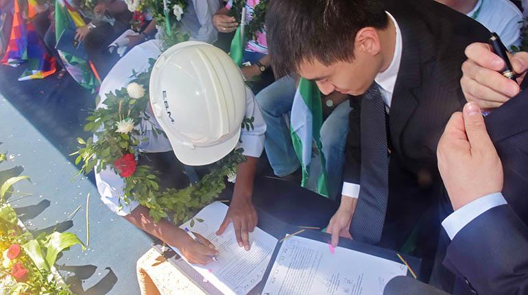 La firma de la adjudicación del proyecto siderúrgico con ejecutivos de Sinosteel. | ABI