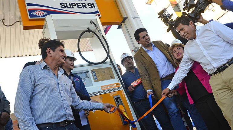 El ministro de Hidrocarburos, Luis Alberto Sánchez, en la inauguración de la venta del Ron 91, ayer. | José Rocha
